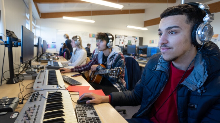 music tech students in mac suite